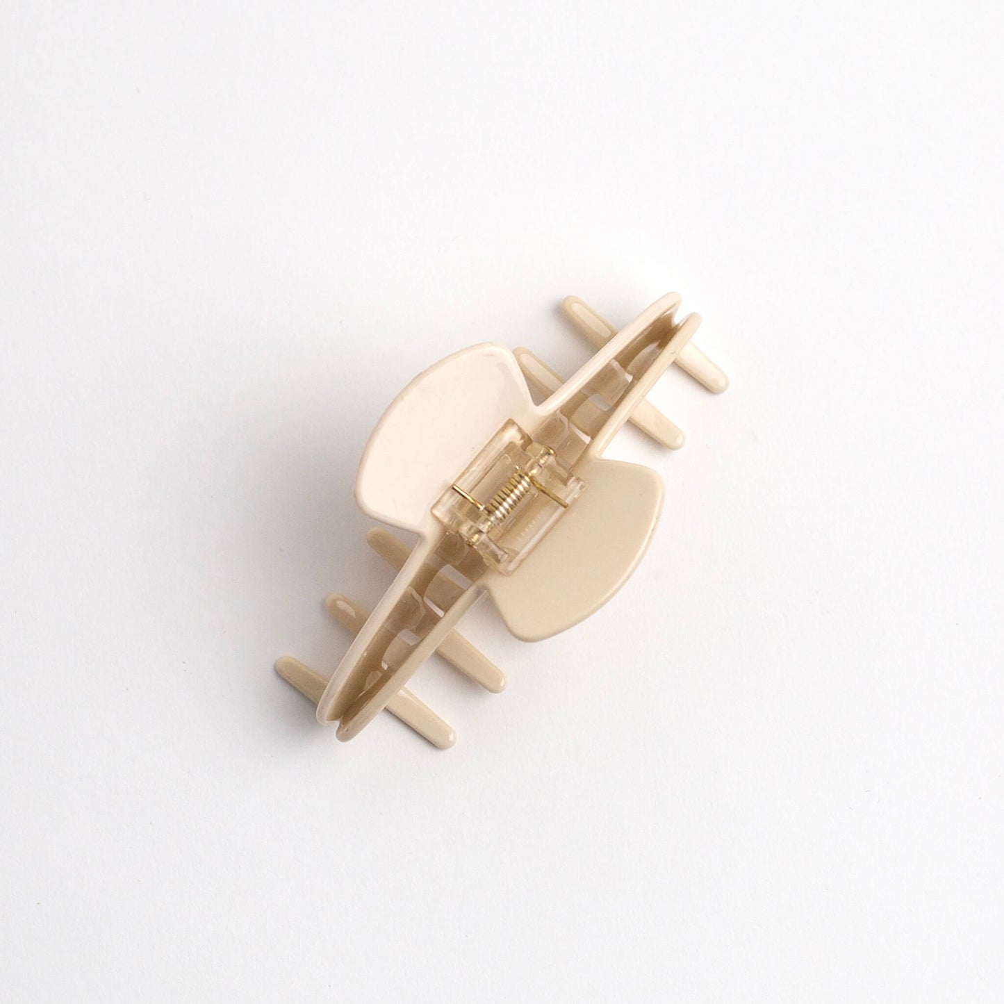 THOC Giselle Claw Clip in Vanilla Shake colour with claws facing down, on a white background
