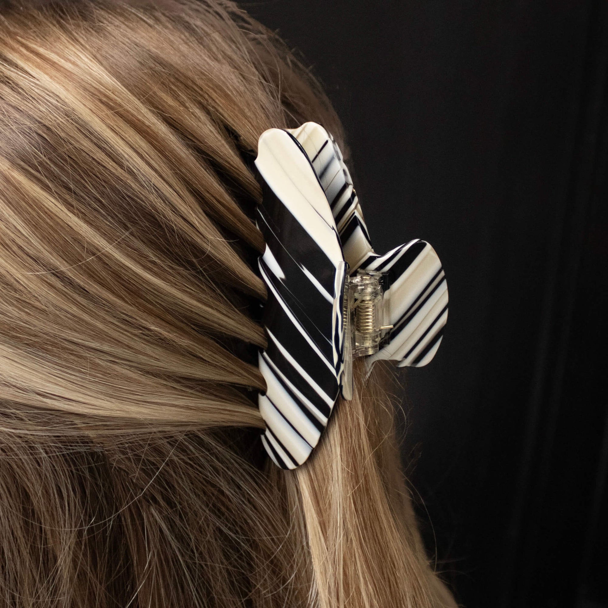 THOC Lemi Claw Clip in Espresso colour black and white striped in a model's blonde against a dark background