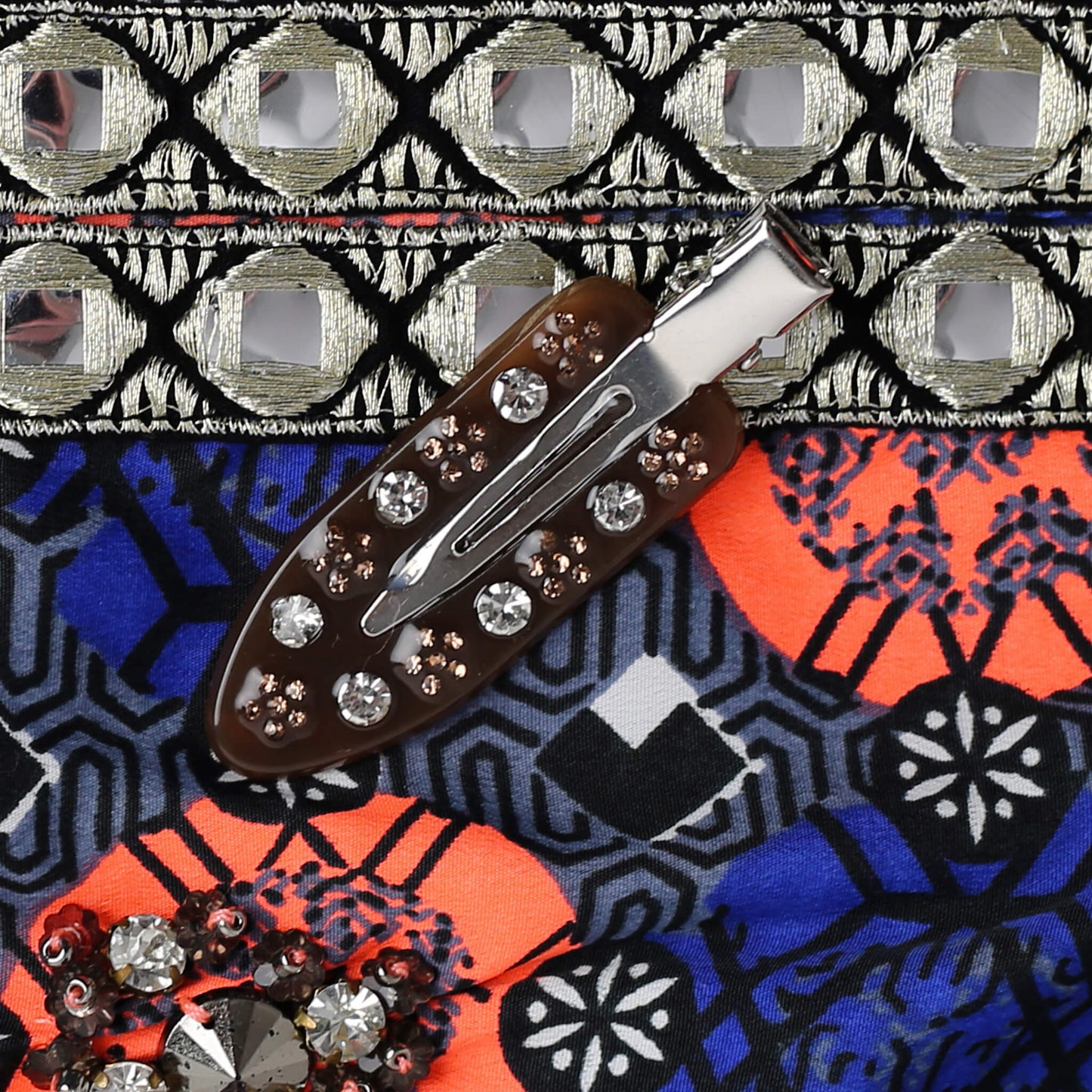 THOC Cove NO Crease Clips brown on a decorative textile.