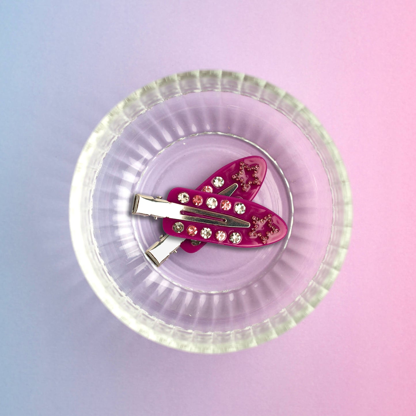 THOC Cove NO Crease Clips Pink with pink and white gems and star sparkly decoration on a clear bowl with pink and blue background