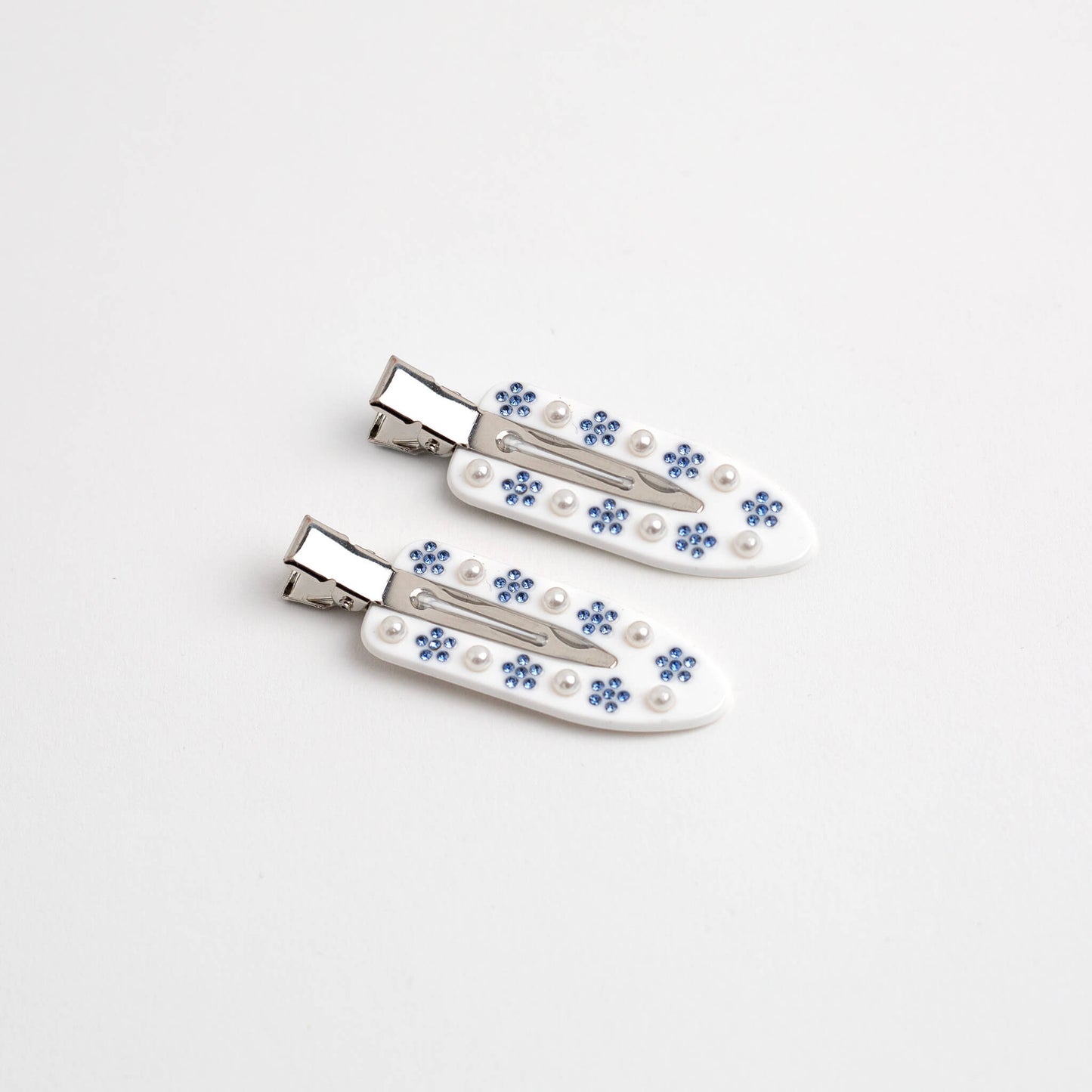 THOC Cove NO Crease Clips White with blue sparkly flower and pearl decoration on a white background.